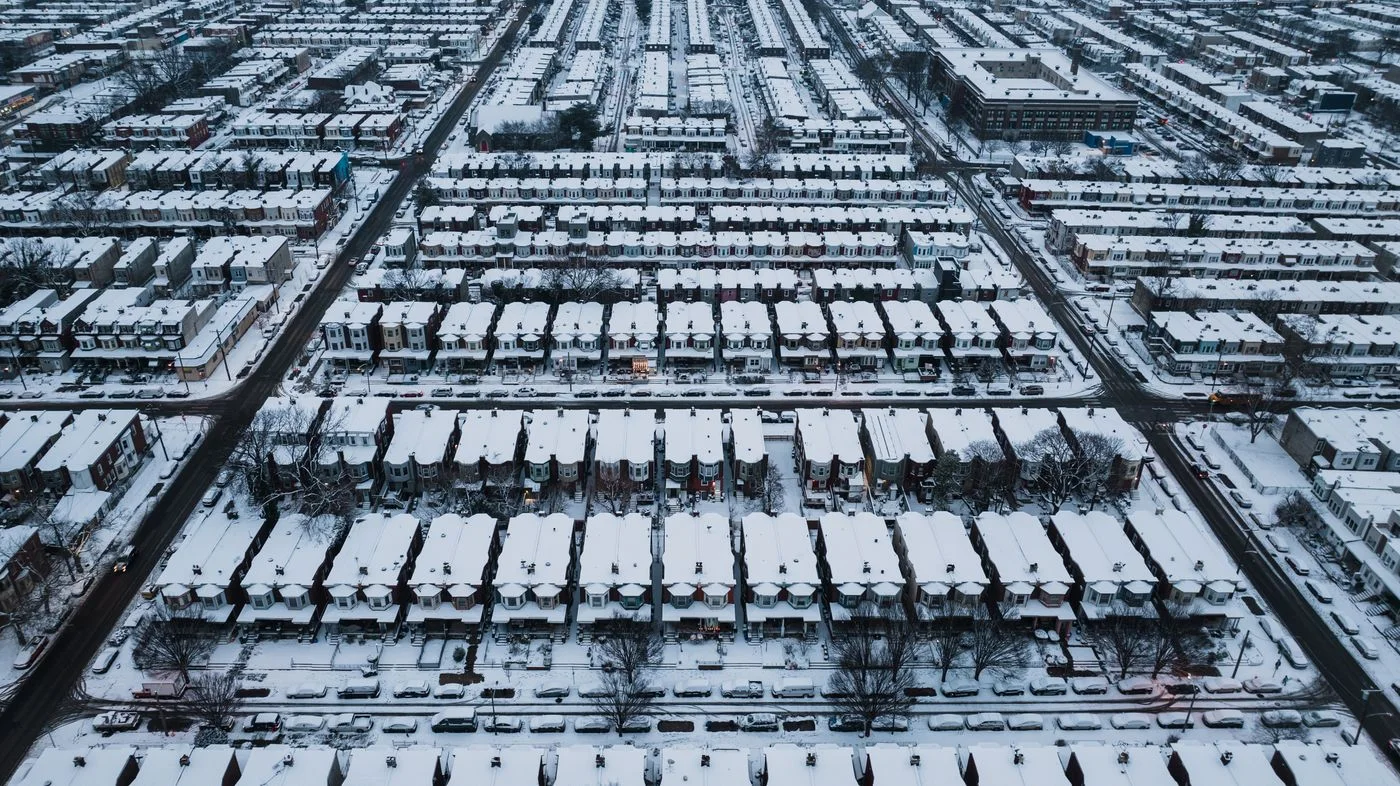 Aerial view of snow-covered row houses in urban Philadelphia, Pennsylvania during winter.